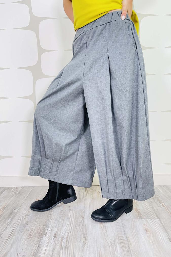 Pantalone ampio con elastico in vita e tasche laterali.