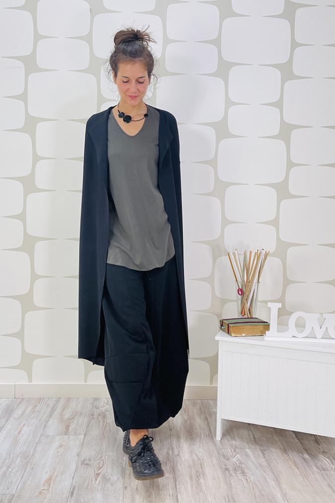 outfit con maglia priscilla verde, pantalone briques nero sartoriale e cappotto paris nero