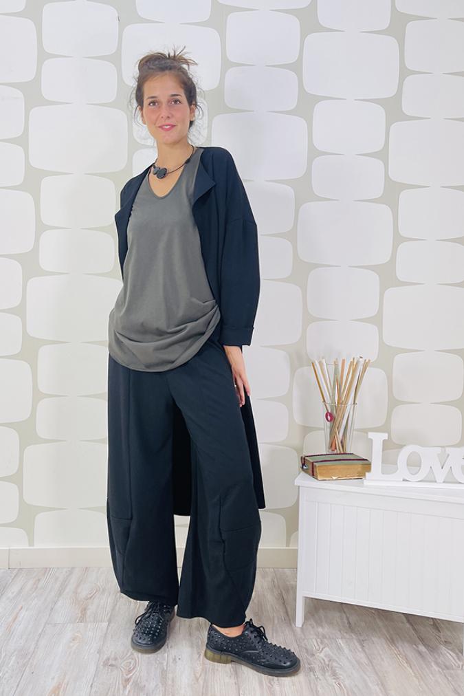 outfit con maglia priscilla verde, pantalone briques nero sartoriale e cappotto paris nero