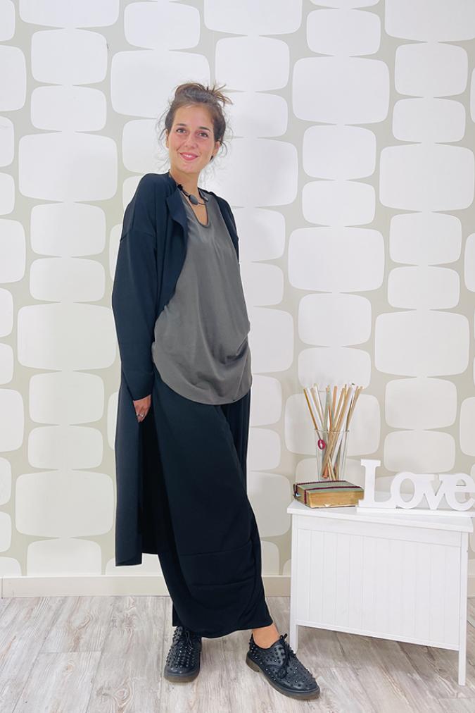 outfit con maglia priscilla verde, pantalone briques nero sartoriale e cappotto paris nero