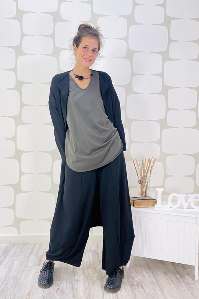 outfit con maglia priscilla verde, pantalone briques nero sartoriale e cappotto paris nero