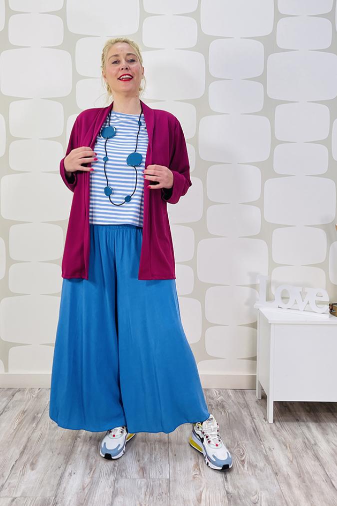 pantalone swiney azzurro curvy su outfit con giacca parrish magenta