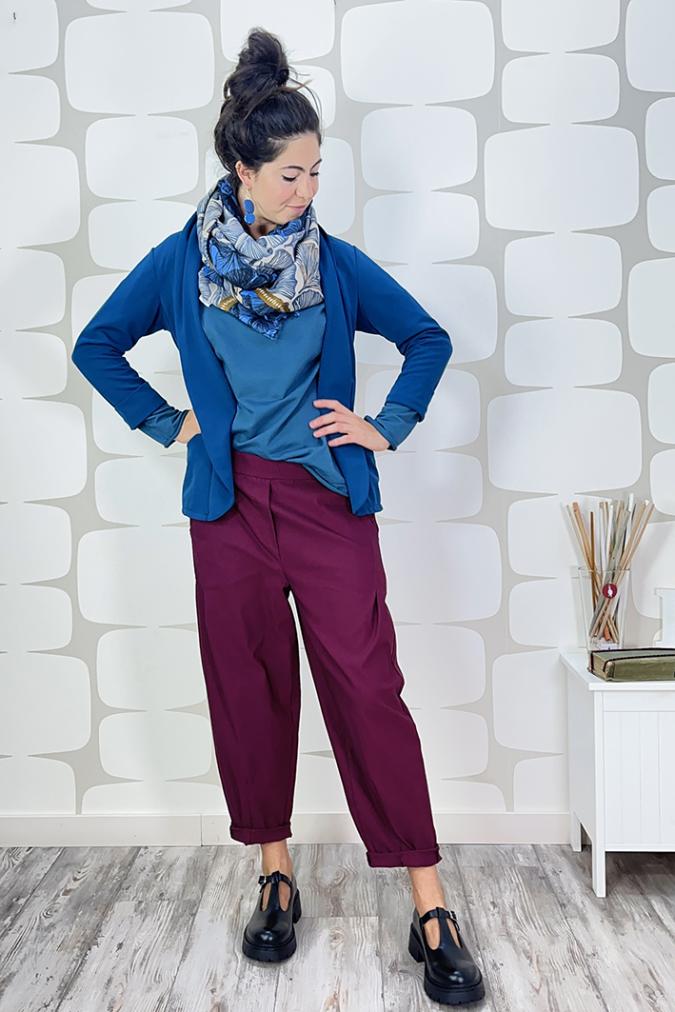 outfit con Giacca Peiton petrolio, Maglia Diana petrolio, Pantalone Harper bordeaux e sciarpina ginkgo blu