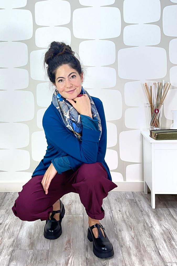 outfit con Giacca Peiton petrolio, Maglia Diana petrolio, Pantalone Harper bordeaux e sciarpina ginkgo blu