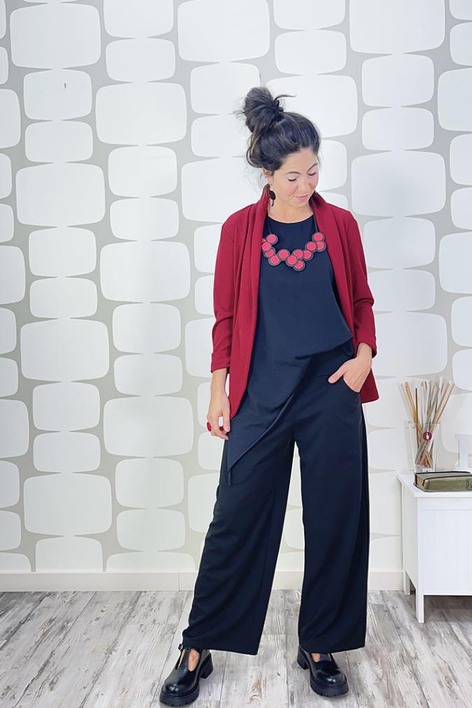 outfit con Giacca Peiton rossa, Maglia Mergie nera sartoriale e Pantalone Palazzo Pocket nero