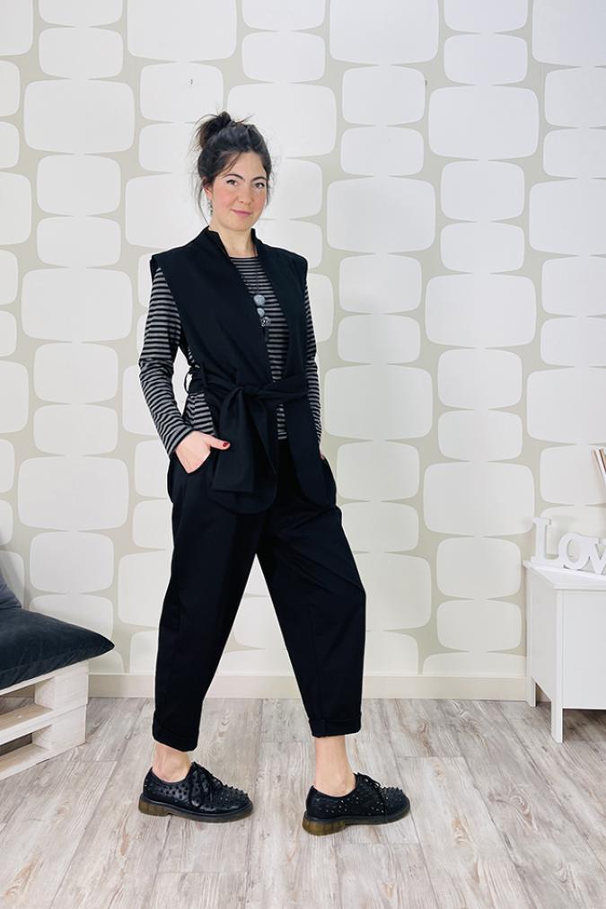 OUTFIT con Gilet Alexis nero, maglia basica a righe sartoriale grigio e nera e Pantalone Pernilla nero