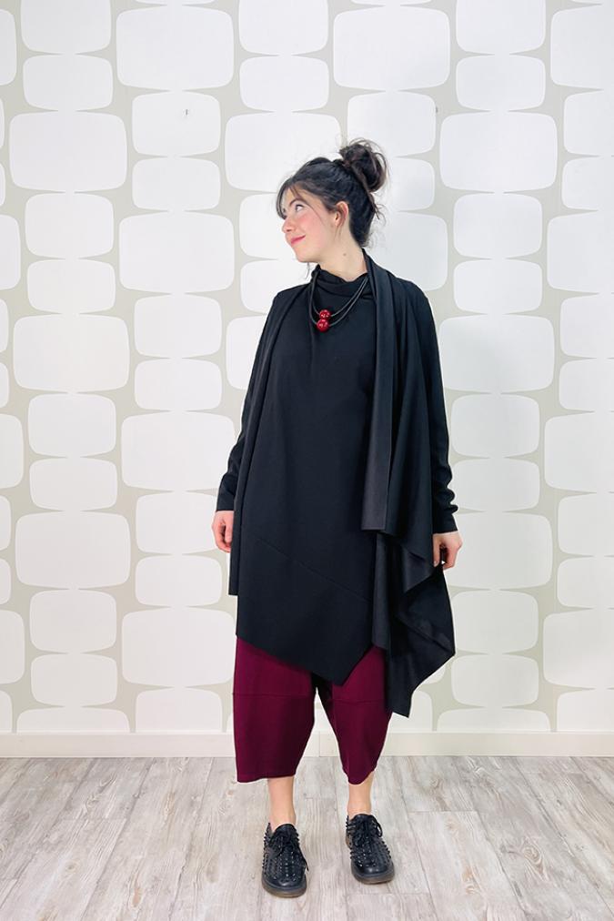 outfit con Cardigan Rosy sartoriale nero, gilet shadi nero e Pantalone Devis bordeaux sartoriale