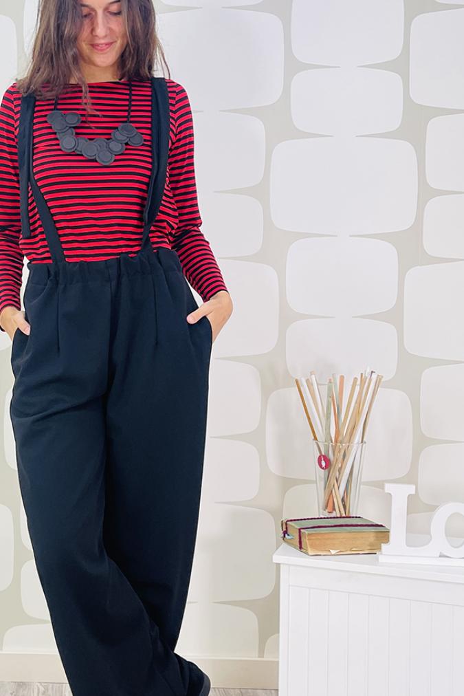 outfit con Maglia Basica a righe rosse e nere e Pantalone Salopette