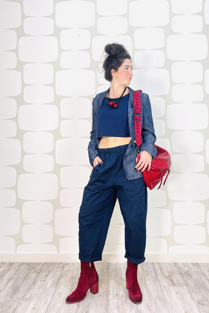 outfit Giacca Aldaves in jeans, Maglia Aven blu, Pantalone Seine blu e borsa pouch rossa