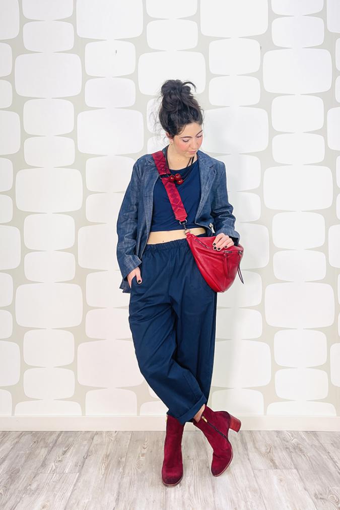 outfit Giacca Aldaves in jeans, Maglia Aven blu, Pantalone Seine blu e borsa pouch rossa
