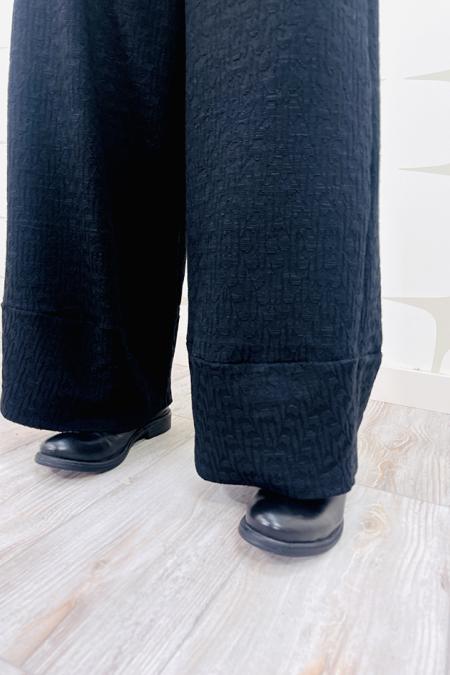 Pantalone sartoriale linea morbida con balzina finale tessuto nero con fantasia in leggero rilievo tono su tono