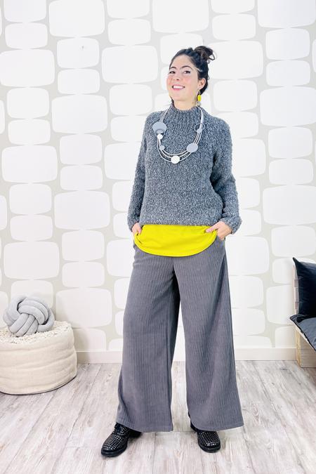 outfit con maglione marlon grigio, maglia simple a manica lunga gialla e pantalone cotabato grigio